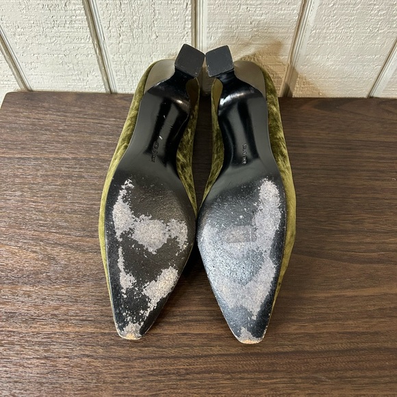 Salvatore Ferragamo Green Textured Classic Pumps, size 9B. Some wear on soles. - Picture 4 of 7